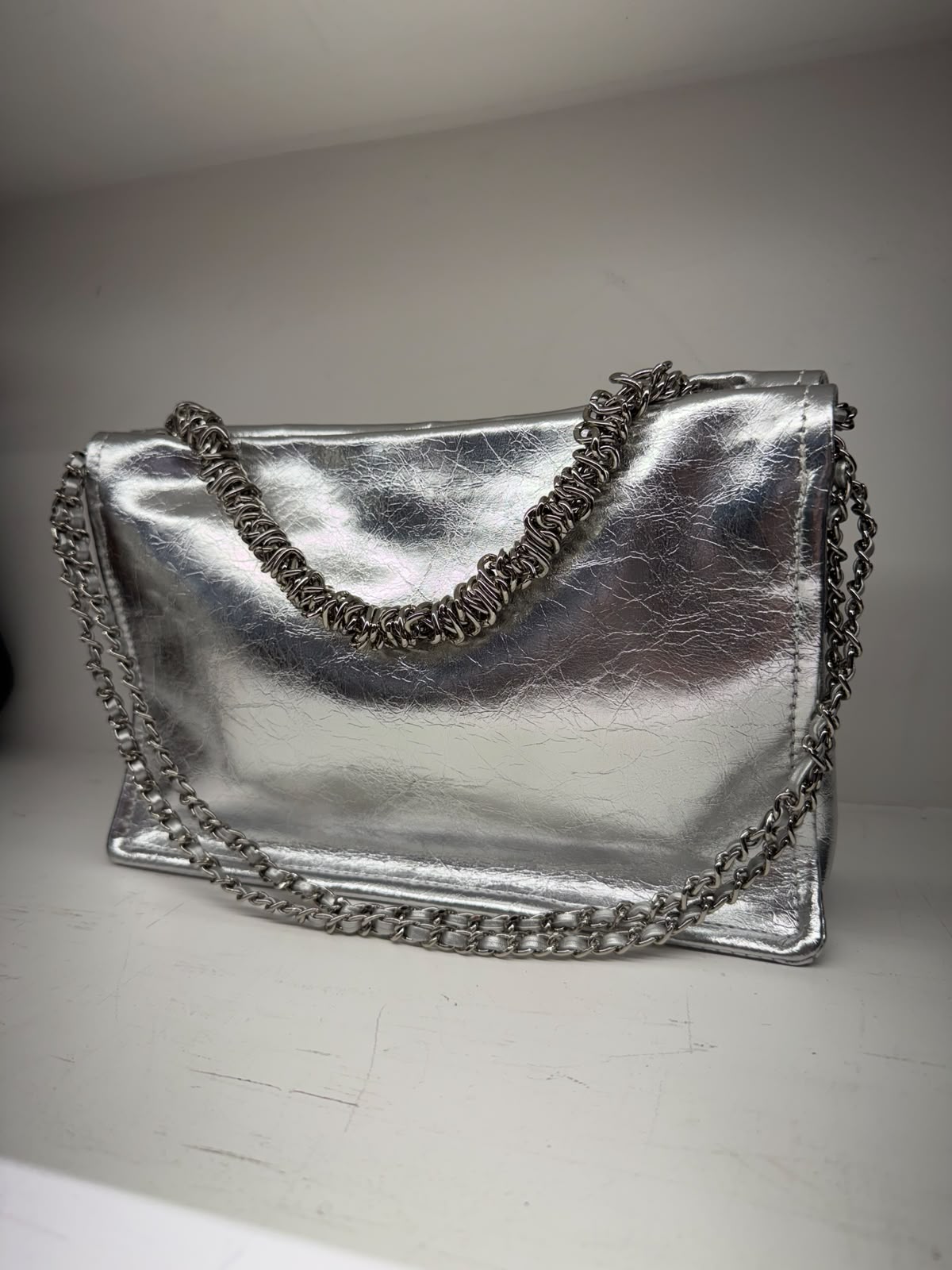 Cartera plateada estilo sobre